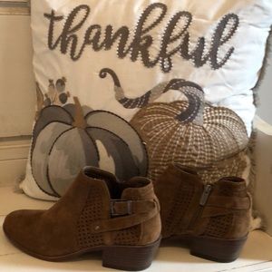 Like NEW - Worn 2x • Vince Camuto Booties • 8